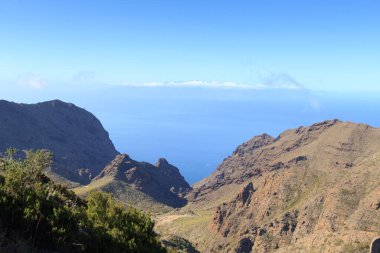 İspanya 'nın Tenerife Kanarya Adası' nda Atlantik Okyanusu ve La Gomera 'nın arka planında kayalıklar ve kayalar var.
