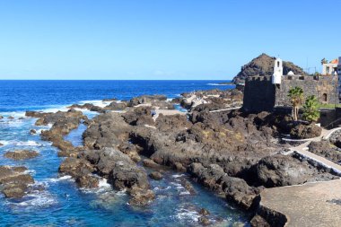 Doğal yüzme havuzu El Caleton Panorama 'da Garachico kasabasında Atlantik Okyanusu ile birlikte Kanarya Adası Tenerife, İspanya