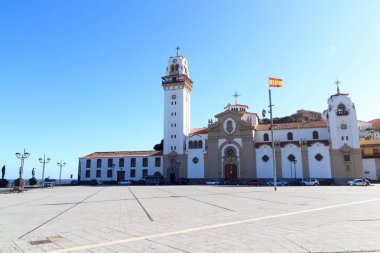 Candelaria Kilisesi ve Tenerife Kanarya Adası 'nda İspanya bayrağı
