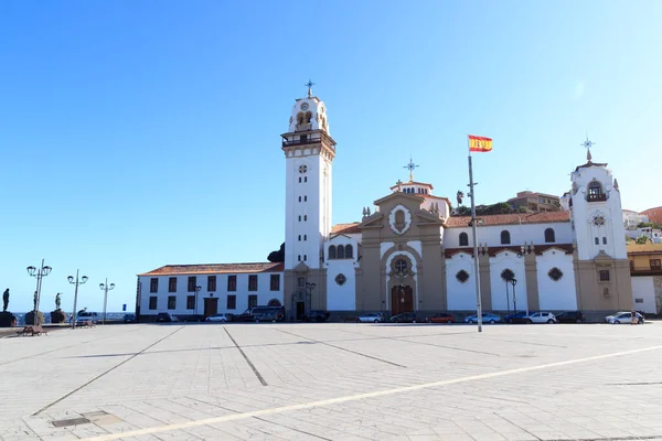 Kirchenbasilika Von Candelaria Und Spanien Flagge Auf Der Kanaren Insel lizenzfreie Stockfotos