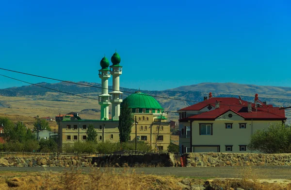 Mosque near the city Karakocan — Stock Photo, Image