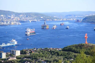 Kola Körfezi'nde sondaj kulesi ve hizmet gemileri