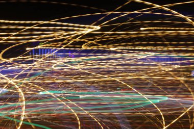 Çizgili etkisi, çok renkli aydınlatma satırlarında hareket - soyut kavram, etkisi - uzun pozlama fotoğraf