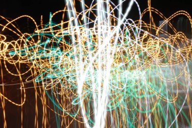 Çizgili etkisi, çok renkli aydınlatma satırlarında hareket - soyut kavram, etkisi - uzun pozlama fotoğraf