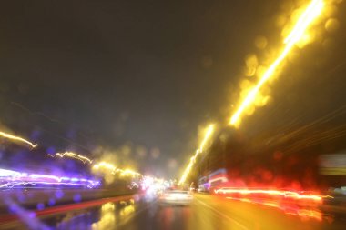 Bulanık hareket, araba ışıklar gece yol - uzun pozlama fotoğraf, karayolu üzerinde