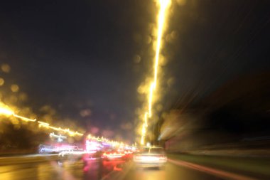 Bulanık hareket, araba ışıklar gece yol - uzun pozlama fotoğraf, karayolu üzerinde