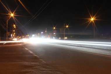 Bulanık hareket, araba ışıklar gece yol - uzun pozlama fotoğraf, karayolu üzerinde