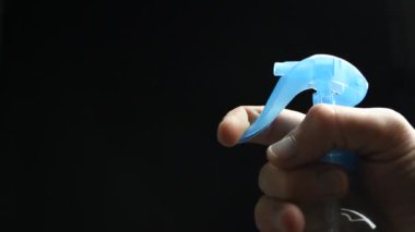 Püskürtülen ilaç şişe kullanarak ve Temizleme 