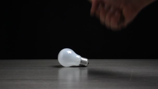 Nuova economia Lampada CFL cambiando vecchia lampada — Video Stock