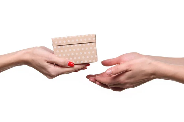 Hände, die ein Geschenk geben und erhalten, isoliert auf weißem Hintergrund — Stockfoto
