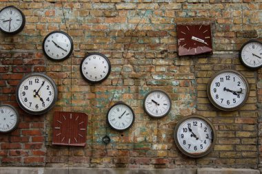 Eski paslı saat duvara bağlı