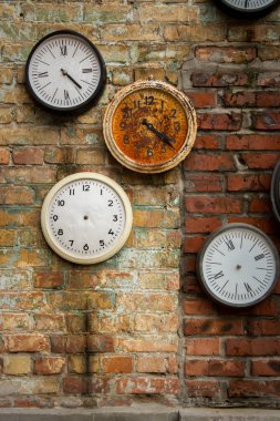 Eski paslı saat duvara bağlı