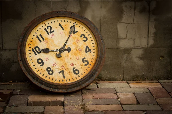 Alte rostige Uhr an der Wand angebracht — Stockfoto