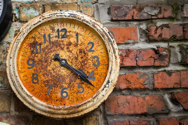 Alte rostige Uhr an der Wand angebracht — Stockfoto