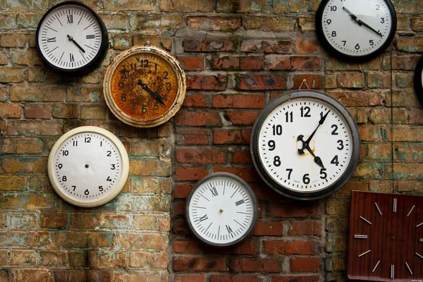 Старые ржавые часы, прикрепленные к стене — стоковое фото