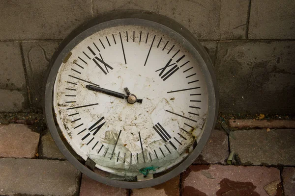 Stary zegar Rusty przymocowane do ściany — Zdjęcie stockowe