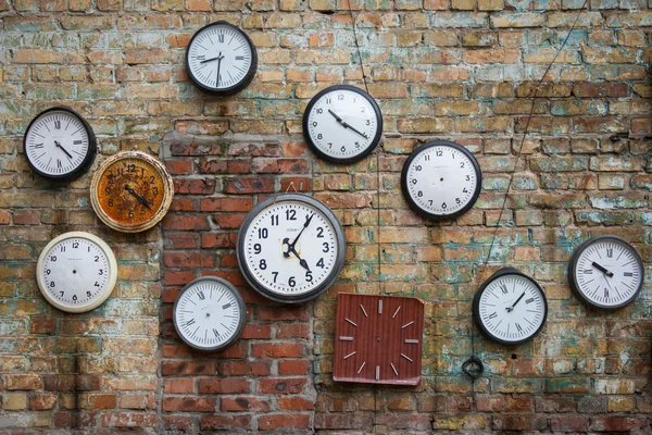 Antiguo reloj oxidado unido a la pared — Foto de Stock