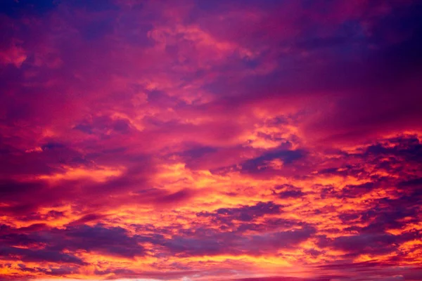 Bunter Himmel bei Sonnenuntergang — Stockfoto