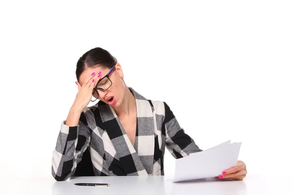 Selbstständige Geschäftsfrau sitzt am Arbeitsplatz — Stockfoto