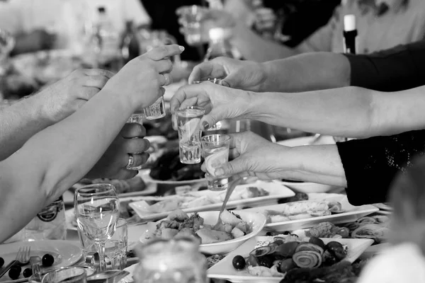 Close Foto Mãos Clinking Copos Com Vodka Festa — Fotografia de Stock
