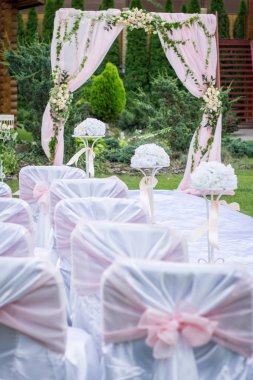 Güzel Bir Bahçede Düğün Töreni