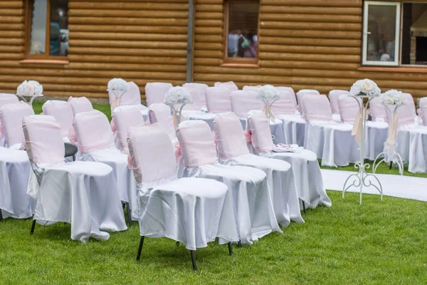 Wedding ceremony in a beautiful garden — Stock Photo, Image