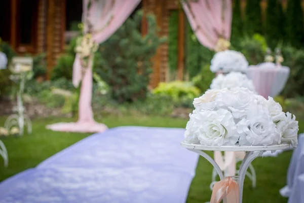 Wedding ceremony in a beautiful garden — Stock Photo, Image