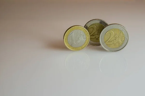 白い表面のユーロ硬貨 — ストック写真
