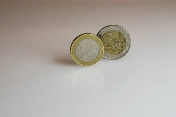 Monety euro na białej powierzchni — Zdjęcie stockowe