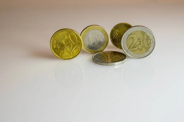 Monete in euro su superficie bianca — Foto Stock