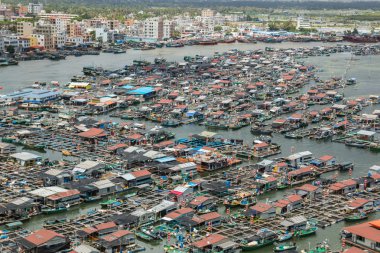Hainan, Çin - 12.09.2016: Çin'deki Hainan Adası Deniz suyu üzerinde yoksul insanların balıkçı köyü