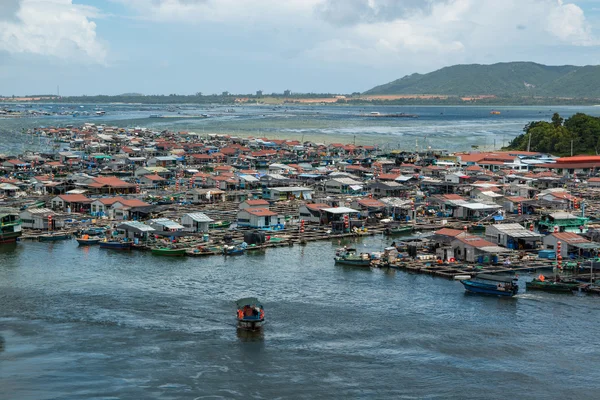 Hainan, Kína - 12.09.2016: halászati falu szegény ember a tengervíz sziget Hainan, Kína — Stock Fotó