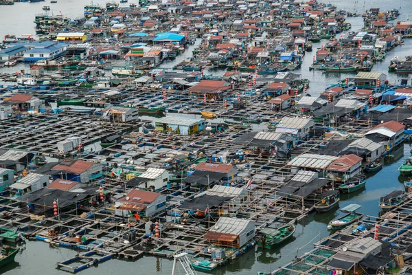 Hainan, Kína - 12.09.2016: halászati falu szegény ember a tengervíz sziget Hainan, Kína — Stock Fotó