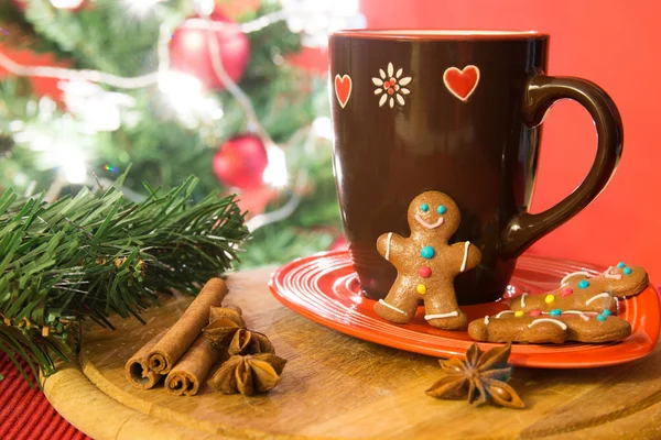 Christmas tree, gingerbread cookies and tea — Stock Photo, Image
