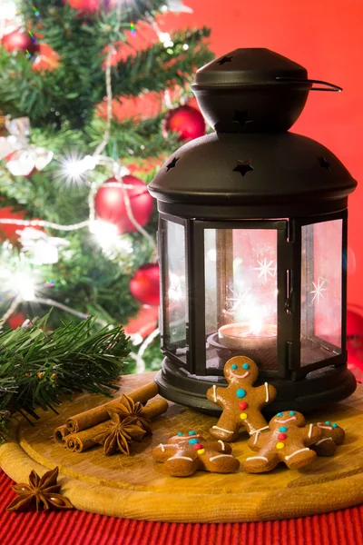 Christmas Decorations with Gingerbread man, lamp with candle and christmas tree — Stock fotografie