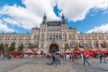 Moskova, Rusya - 7.09.2016: Sakız mağaza, Moskova Kızıl Meydan insanlar