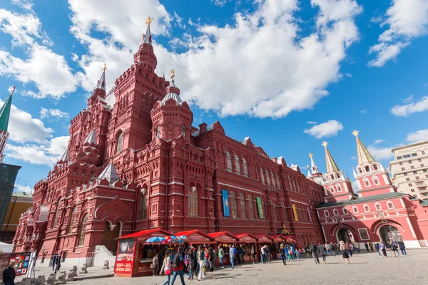 MOSCÚ, RUSIA - 7.09.2016: Edificio del museo histórico de Moscú en la Plaza Roja — Foto de Stock