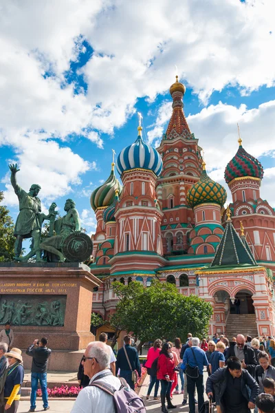 MOSCÚ, RUSIA - 07.09.2016: Catedral de Basilio el Bendito en la Plaza Roja de Moscú — Foto de Stock