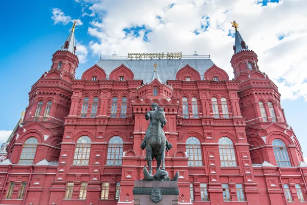 Edificio del museo histórico de Moscú en la Plaza Roja — Foto de Stock