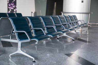 Havaalanında bekleme salonunda boş sandalye