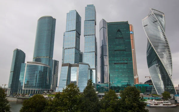 MOSCOW, RUSSIA - 07.09.2016: Skyscrapers of Moscow city business center closeup in cloudy day — Stock Photo, Image