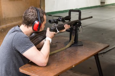 Adam silah çekim aralığı hedefliyor