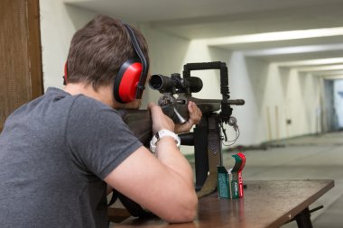 Adam silah çekim aralığı hedefliyor