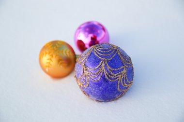 Noel oyuncaklar kar üzerinde