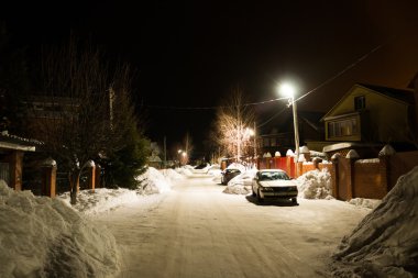 Karlı kış geceleri, Sibirya köyde ağaçlarda