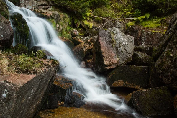 Waterval op Jedlova creek in bergen Jizerské Hory — Stockfoto