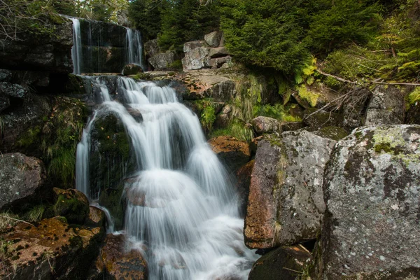 Waterval op Jedlova creek in bergen Jizerské Hory — Stockfoto