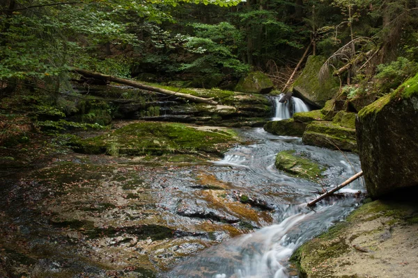 Водоспад на Jedlova струмок у горах Jizera — стокове фото