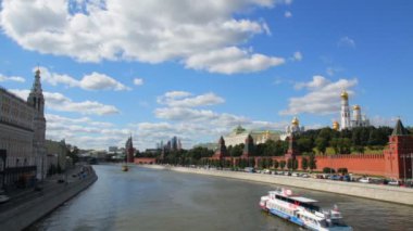 Moskova Kremlin ve Moskova Nehri güneşli bir günde çıkabilir