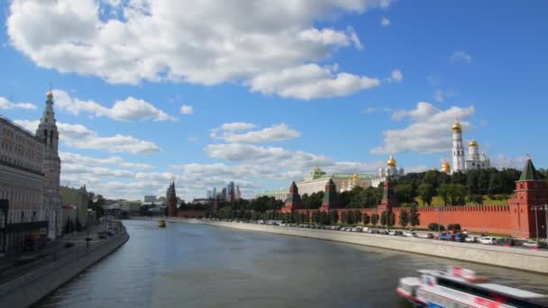 Московський кремль та набережна річки Москви у сонячний день — стокове відео